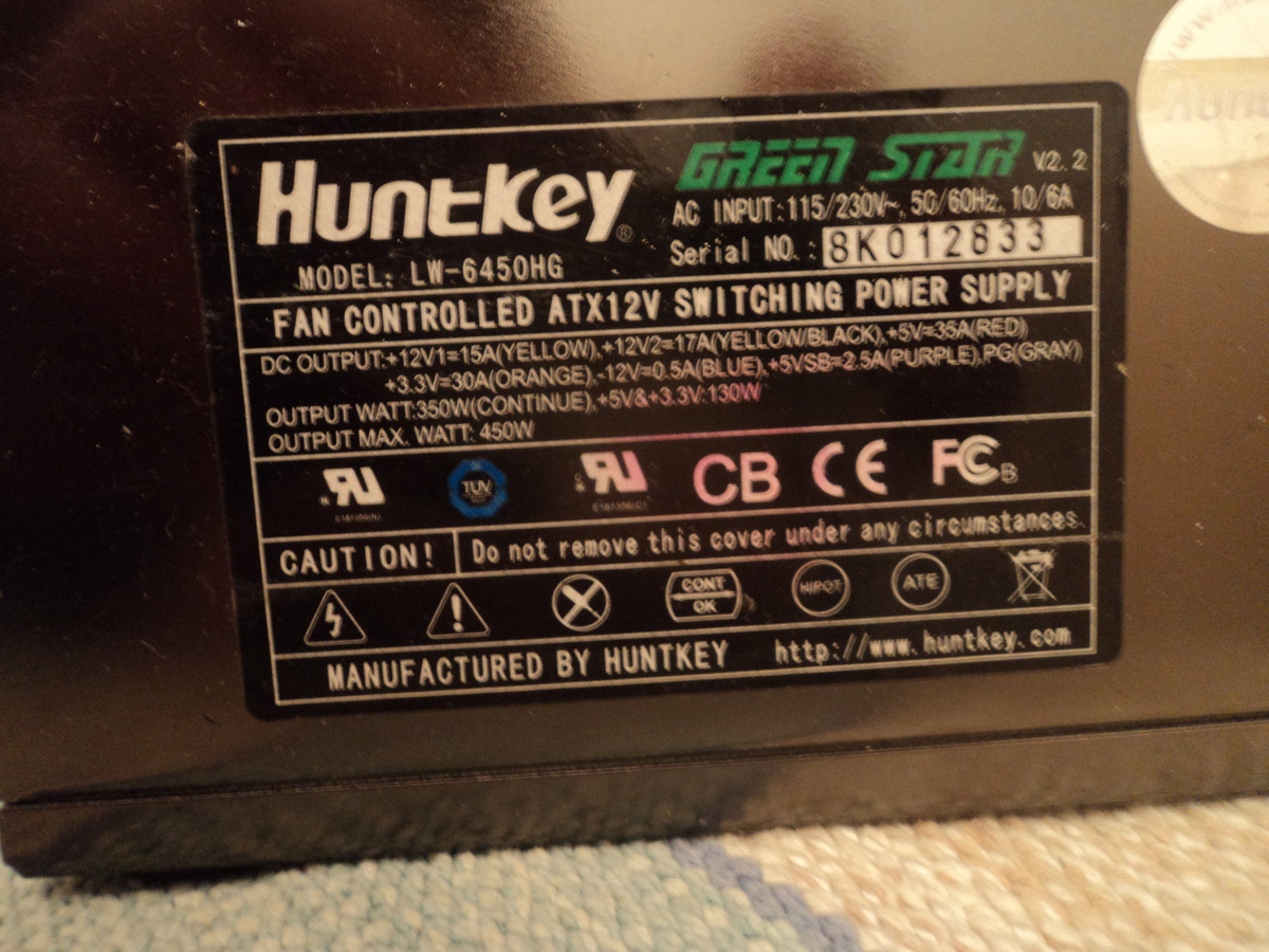 Наклейка с параметрами блока питания. Фото автора.