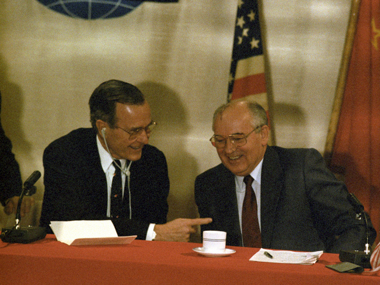     Президент США Джордж Буш и Генеральный секретарь ЦК КПСС, Председатель Президиума Верховного Совета СССР Михаил Горбачев. / ru.wikipedia.org