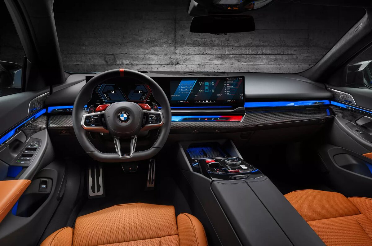 Мультимедийная система BMW M5 G90 с интегрированным сенсорным экраном.