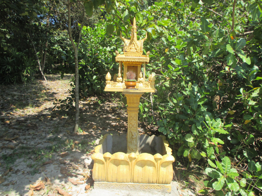 Алтарь в Анлонгвенге напротив места кремации тела Пол Пота. Фотография из журнала lefturals