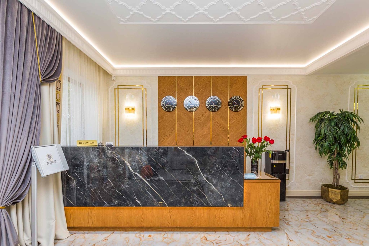 «Дербент» Популярный бутик-отель расположен в историческом центре, в шаговой доступности от главных достопримечательностей города. Элитная мини-гостиница с дизайнерском ремонтом занимает трехэтажное здание на пересечении тихих улиц. Туристам предлагают отдохнуть в эксклюзивных интерьерах — все номера оформлены индивидуально, имеют ванную комнату с душем, сплит-систему и ЖК телевизор.