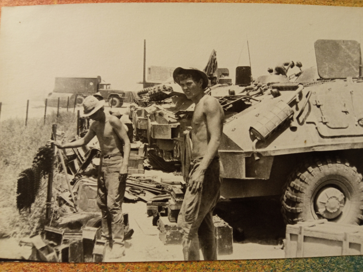 Вот он оскал жары ПУЦа. Сколько тонн афганского песка они там выгрузили ХЗ. В моём БТРе он так и остался ...