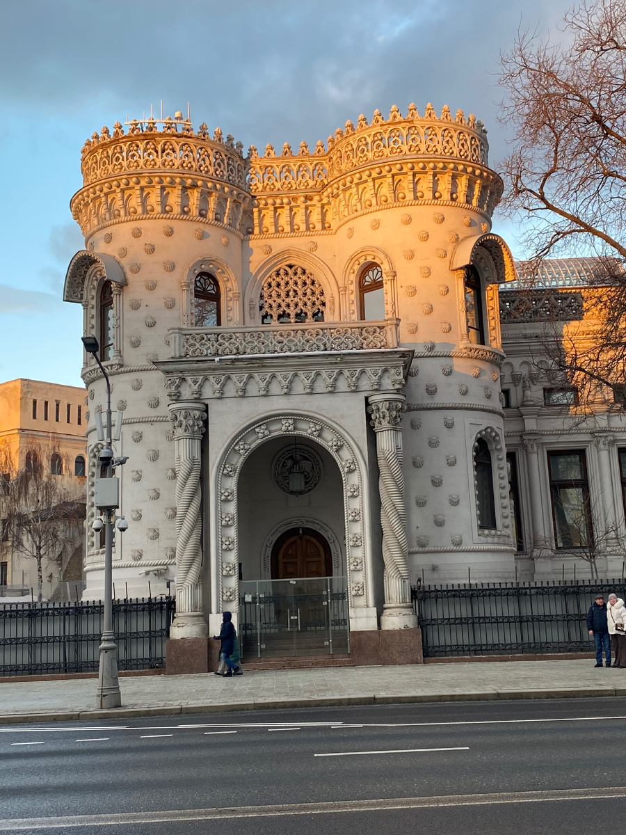 Особняк Арсения Морозова, или « Дом Дурака». Этот человек был известным купцом и меценатом, тратил много средств на благотворительность.