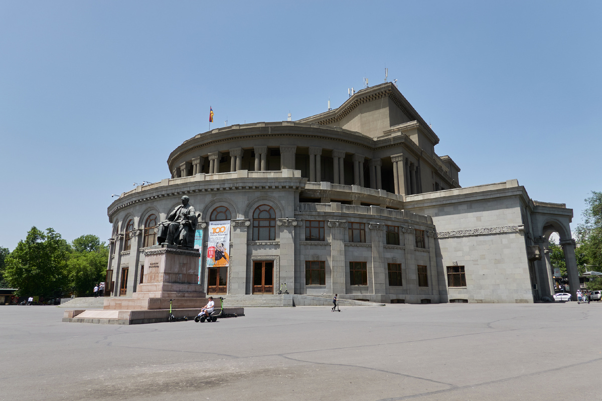 Театр оперы и балета и памятник Александру Спендиаряну