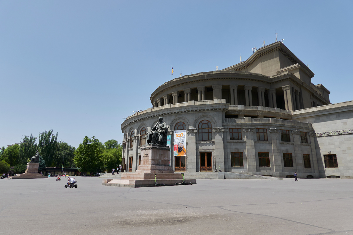 Театр оперы и балета и памятники Александру Спендиаряну и Ованнесу Туманяну