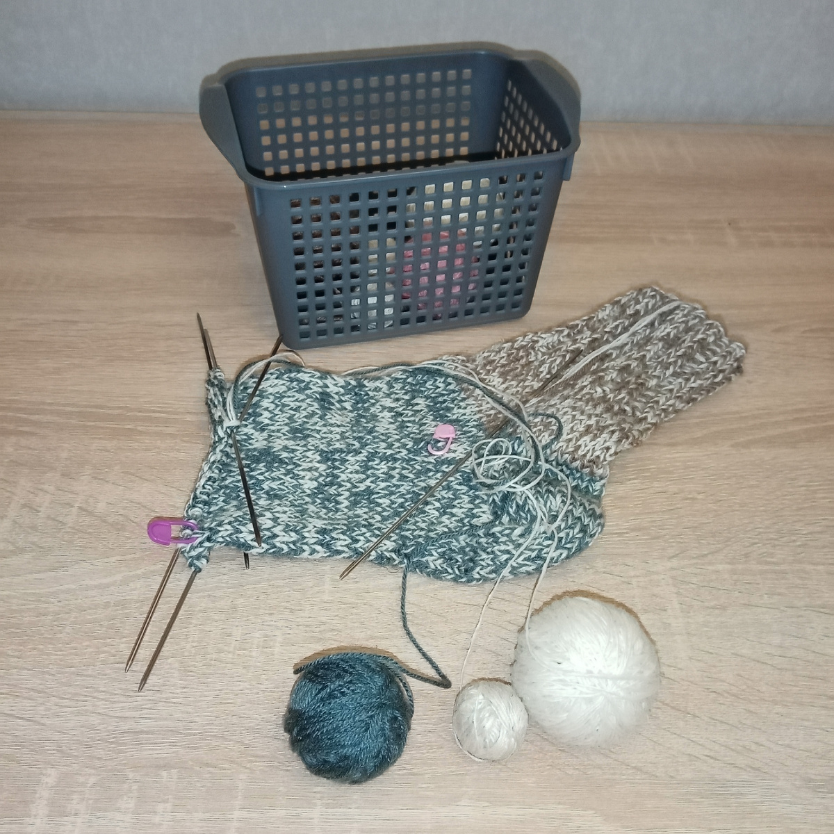 Вяжу носки в три нити. Ангорка (рассказовская) в одну нить, овечья шерсть(Рассказовская) в одну нить, и акриловая пряжа в одну нить(детская новинкаPehorka) 