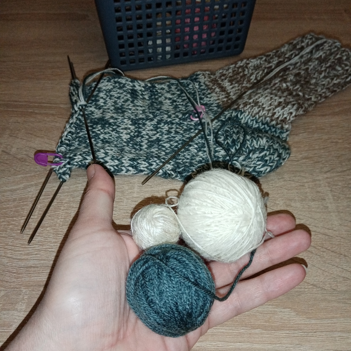 Вот такие три моточка, носок идет уже к завершению. 