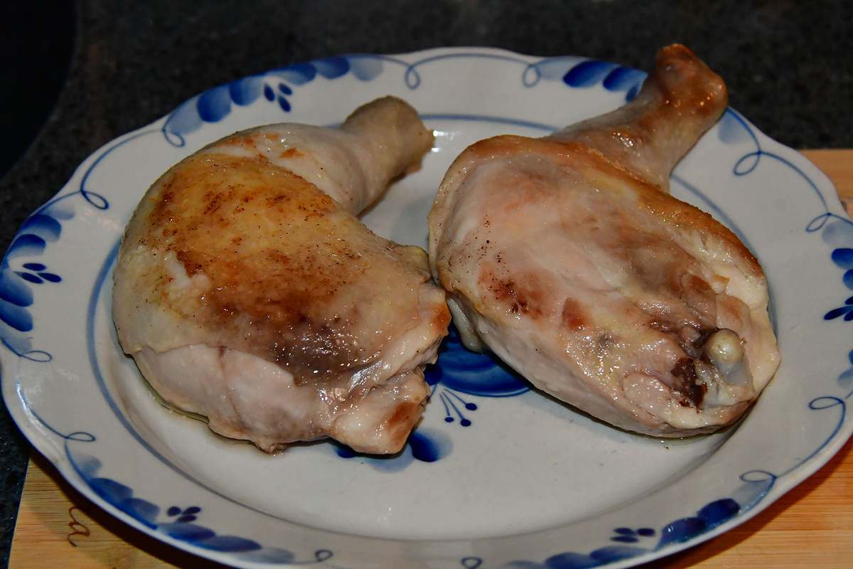 Обжариваем окорочка