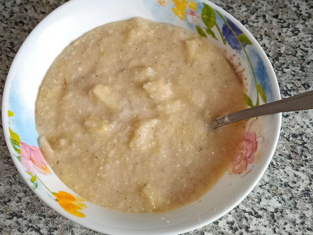 Каша кукурузно-ячневая с яблоком 250 гр,сыр вприкуску. Наелась, даже кофе не захотелось.