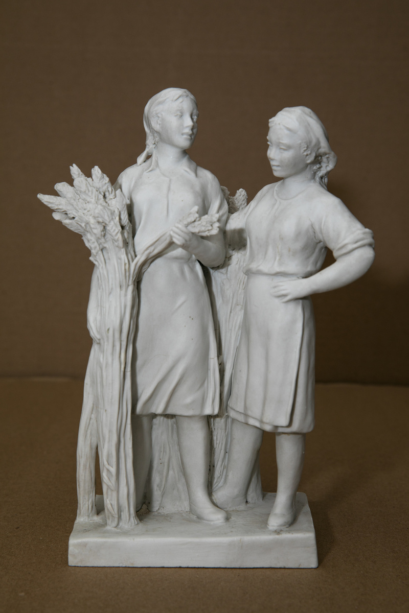 Скульптурная двухфигурная композиция "Колхозницы со снопами пшеницы". Не позднее 1950-го. Бисквит. Высота 22,0 см. Характерная скульптура для того времени. Колосья пшеницы олицетворяют мир и сытую жизнь, женщины - сельский труд, создающий пресловутую сытую жизнь. Федеральное государственное бюджетное учреждение культуры "Государственный центральный музей современной истории России". Листайте галерею вправо.