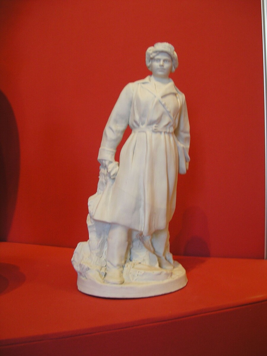 Скульптура "Девушка-краснофлотец". 1949. Бисквит. Высота 50,0 см. Федеральное государственное бюджетное учреждение культуры "Государственный центральный музей современной истории России". 