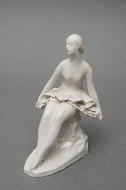 Скульптура Н.А. Максимченко "Балерина". 1947. Фарфор, роспись надглазурная, золочение. Высота 14,5 см. Государственное бюджетное учреждение культуры города Москвы "Государственный дворцово-парковый музей-заповедник "Останкино и Кусково". Листайте галерею вправо.