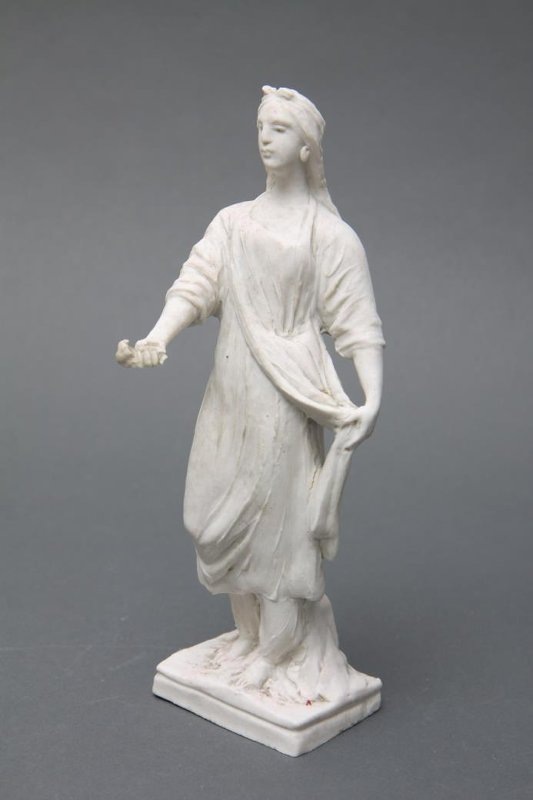 Скульптура "Узбечка с хлопком". 1947-1948. Бисквит. Вербилки. Высота 12,0 см. фигура женщины в длинной национальной одежде с сумкой через плечо;. в правой вытянутой руке держит коробочку хлопка. Государственное бюджетное учреждение культуры города Москвы "Государственный дворцово-парковый музей-заповедник "Останкино и Кусково".
