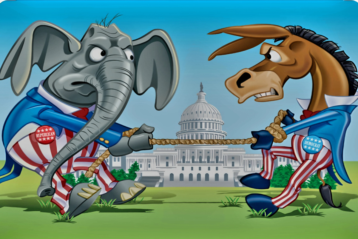 На полянке у белого дома