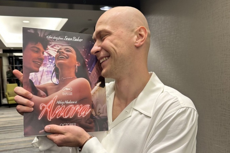 "Что сказала Джоли Юре Борисову на красной дорожке?"
На церемонии «Золотого глобуса» Анджелина Джоли подошла к Юре Борисову, обменявшись с ним словами, которые остались тайной. Но их искренние улыбки и тепло общения говорили больше, чем любые фразы. Этот момент стал символом признания российского таланта на мировой сцене.