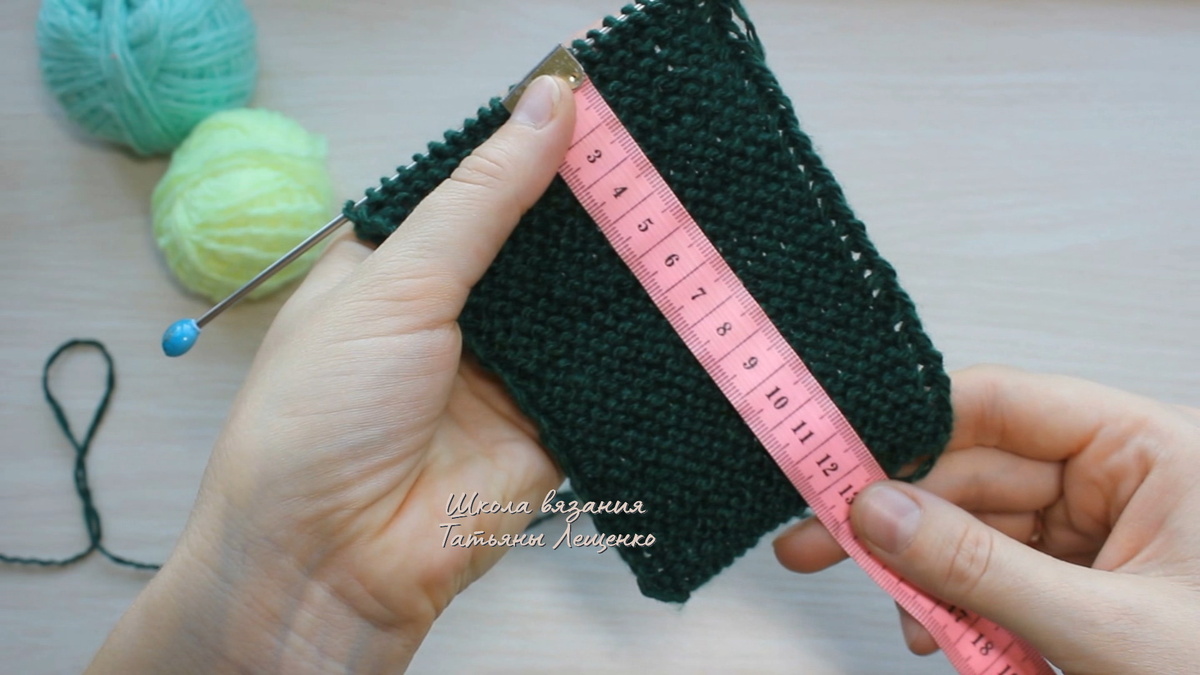 
2 ряд: все п. провязываем л.п и цвет меняем по рисунку.
3 ряд: кр, 10 п основной нитью, 7 п. нитью №1, на левой спице остается 3п + кр., не повязывая их – разворачиваем вязание.
4 ряд: все петли лицевые, цвет нити меняем по рисунку. 
5 ряд: кр., 8 п основной нитью, 7 п. нитью №1, на левой спице остается 5 п + кр., не повязывая их – разворачиваем вязание.
6 ряд: все петли лицевые. 
7 ряд: кр., 6 п. основной нитью, 7 п. нитью №2, на левой спице остается 7 п + кр., не повязывая их – разворачиваем вязание.
8 ряд: все петли лицевые. 
9 ряд: кр, 4 п основной нитью, 7 п. нитью №2, на левой спице остается 9 п + кромочная, не повязывая их – разворачиваем вязание.
10 ряд: все петли лицевые.
11 ряд: кр., 2 п основной нитью, 7 п. нитью №2, на левой спице остается 11 п + кр., не повязывая их – разворачиваем вязание.
13 и 14 ряды: все петли провязываем платочной вязкой.
Это мы провязали половинку листочка, далее вяжем вторую половину повторяя ряды в обратном порядке.  
15 ряд = 11 ряду
17 ряд = 9 ряду
19 ряд = 7 ряду
21 ряд = 5 ряду
23 ряд = 3 ряду
25 ряд = 1 ряду
27 и 28 ряды = 13 и 14 рядам.
Далее необходимо связать еще 4 листочка, все ряды просто повторяя. 