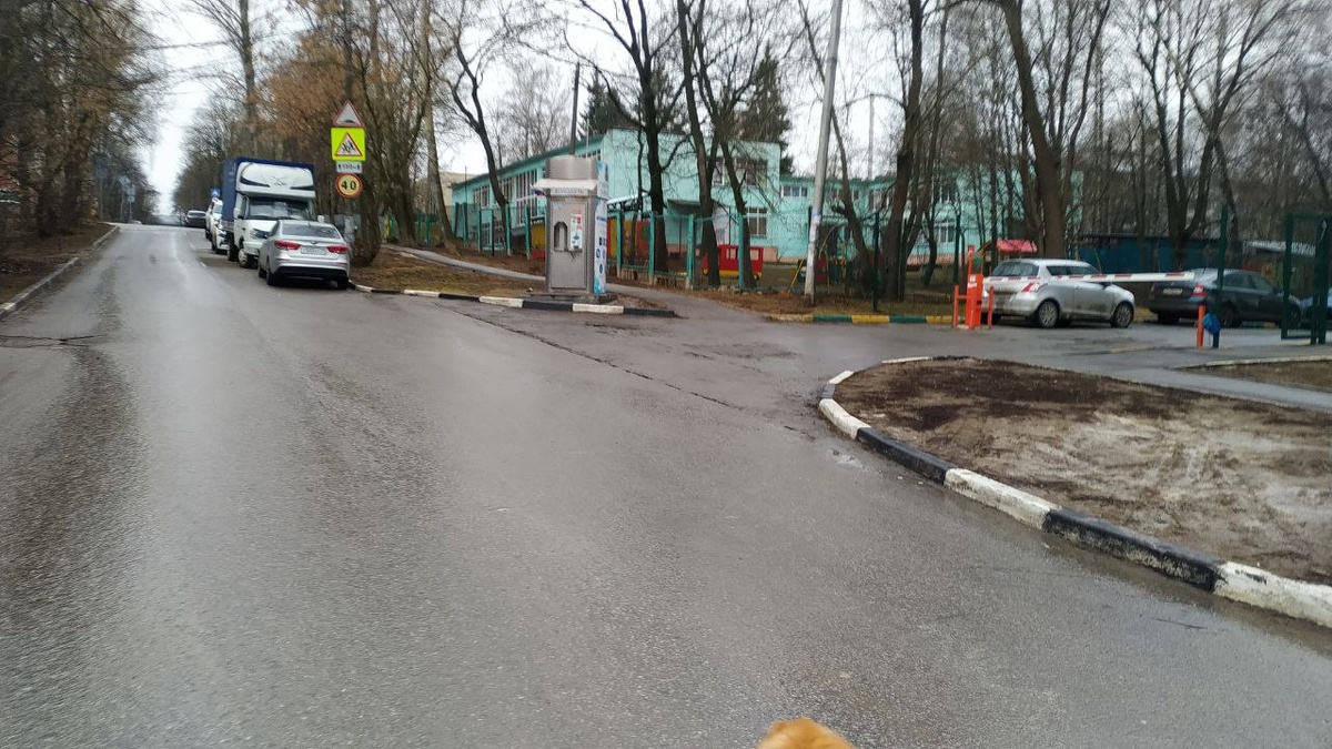 Вокруг никого, ни людей, ни машин