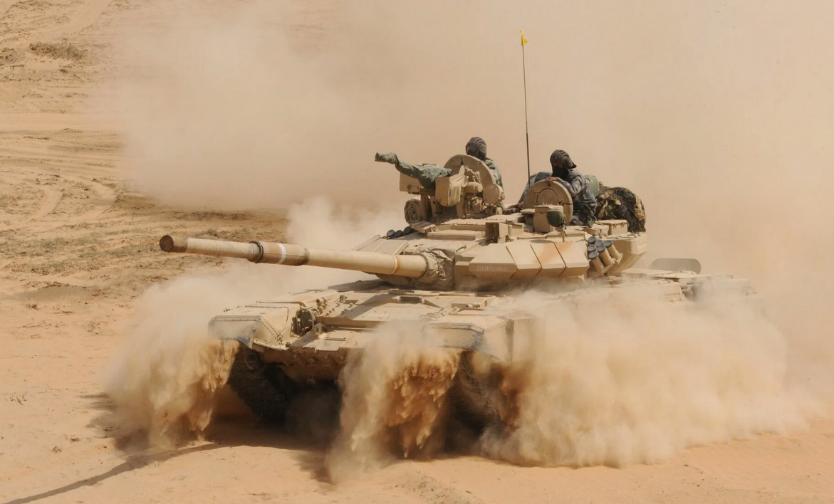 Одно из самых известных зарубежных фото Т-90. В Индии эти танки прошли огонь и воду, прежде чем стать основной машиной сухопутных сил страны. Фото ANI 