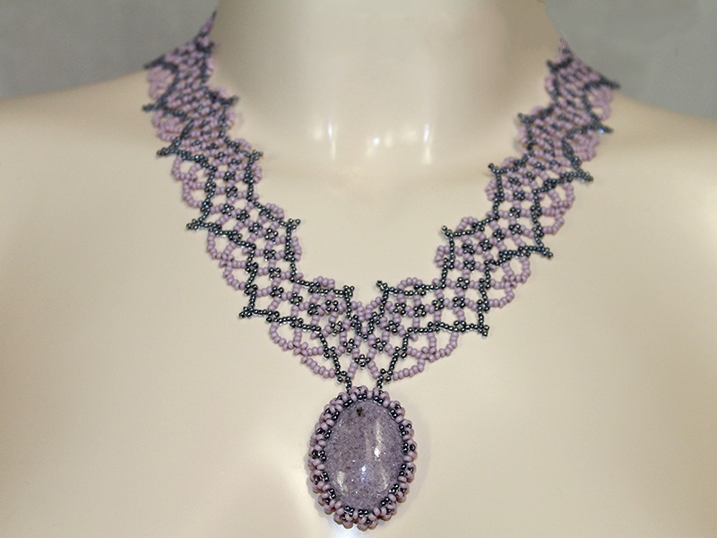 Колье из чешского бисера с лепидолитом. Длина колье регулируется в пределах: 48-57 см