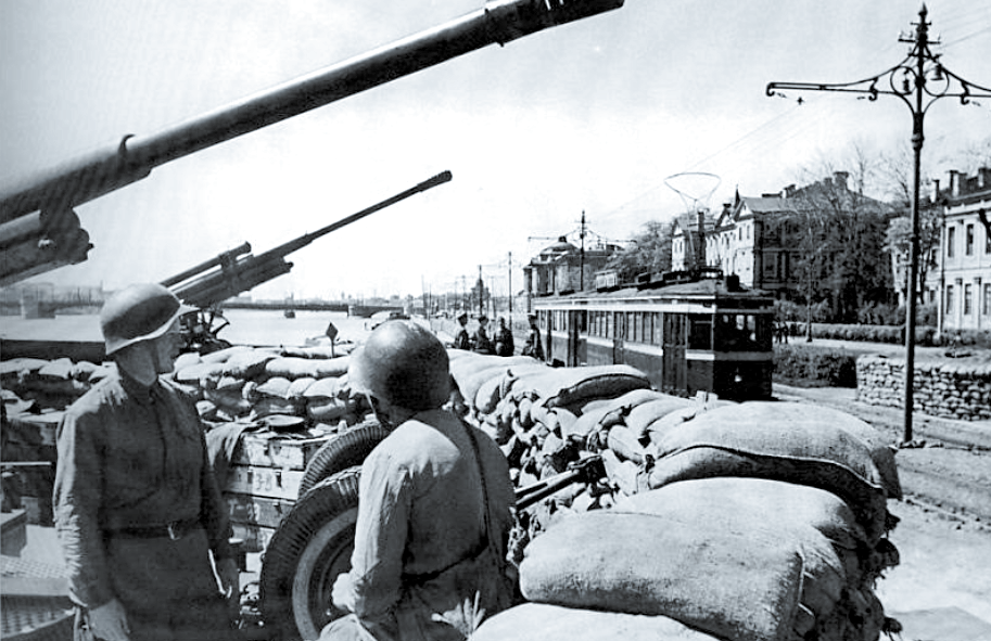 Батарея 85-мм зенитных орудий 52-К на Университетской набережной в Ленинграде. Лето 1942 г.