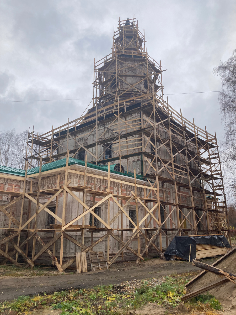 холодная Владимирская церковь 1759—1764 г.г. Сегодня реставрируется.