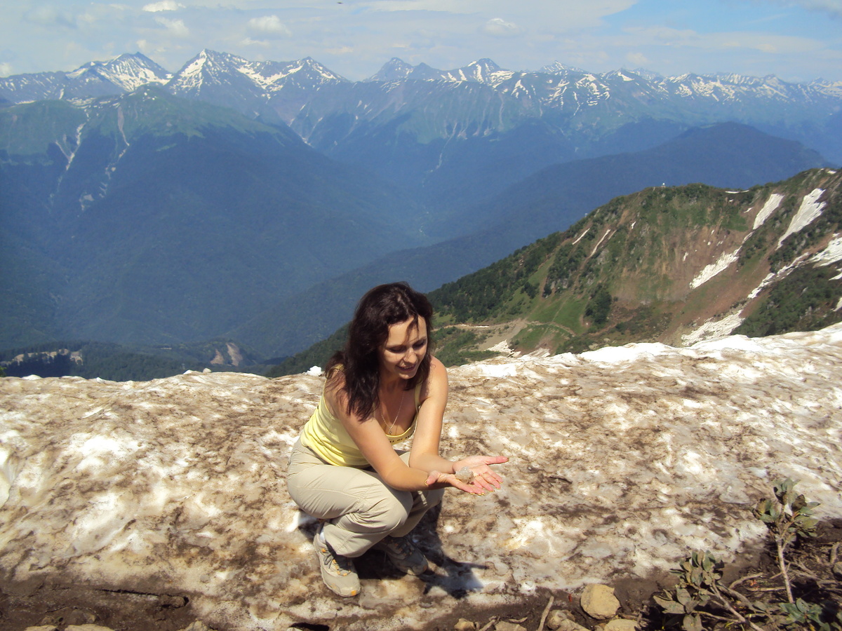 Это вид с Аибги при подъёме на кресельной канатке. Справа видно часть хрета и уже просматриваются дорожки - это будущие трассы Розы Хутор.  и вот на той части Хребта и будет верхняя станция этой канатной дороги. Фото: Книга Приключений