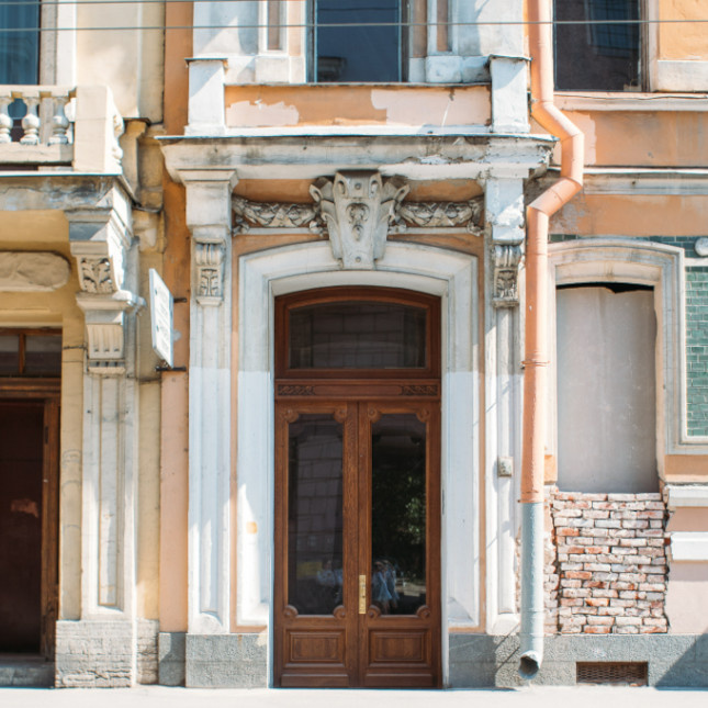 Парадная дома на улице Шведерского: после реставрации