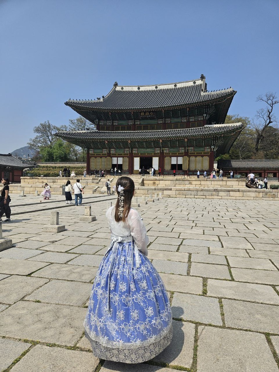 В ханбоке во дворце Чхандоккун