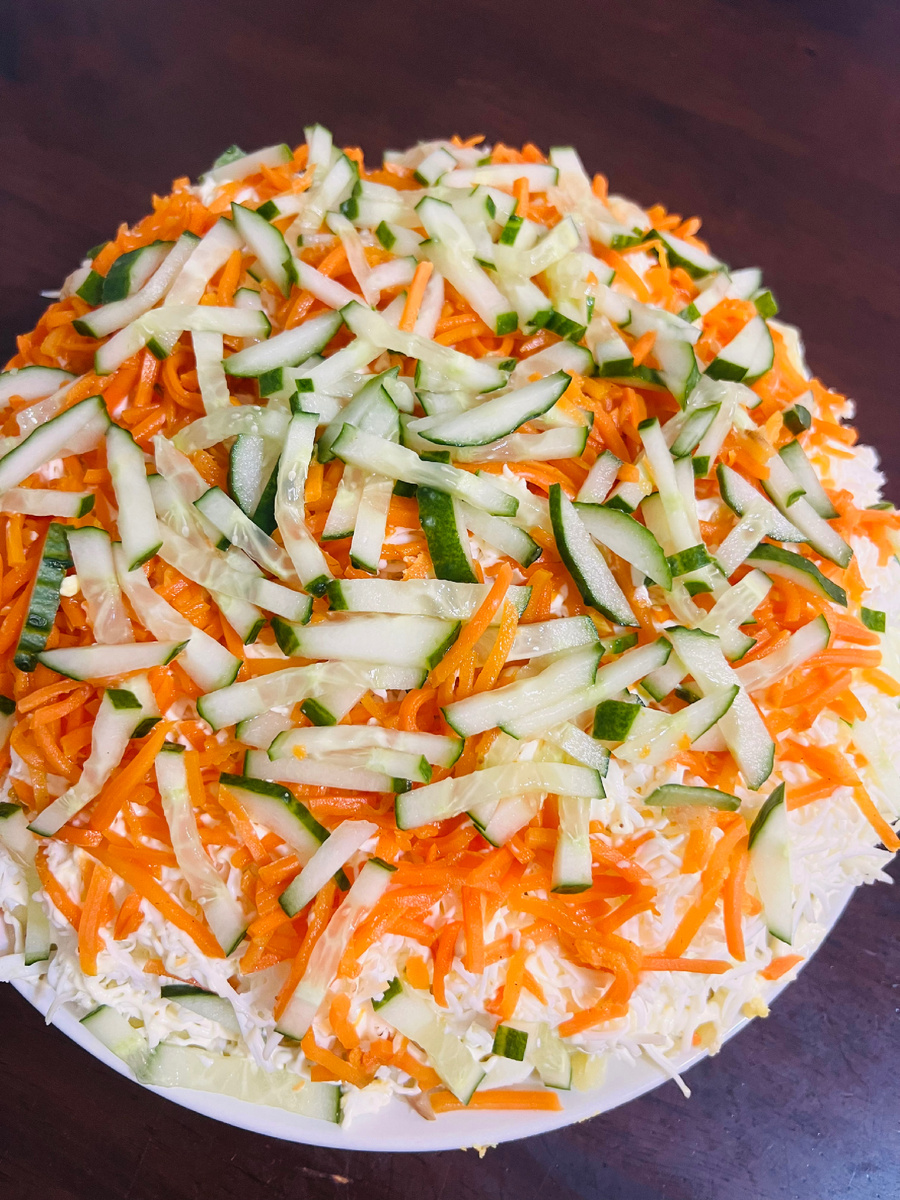 Слои: картофель ,тунец в масле,яйца,плавленый сыр,морковь по корейски,огурец(после каждого слоя до моркови майонез). По количеству ингредиентов у меня отварной картофель 5 шт,тунец 2 б.,яйца вкрутую 7 шт,сыр 3 шт,моркови примерно 300 гр. и половинка крупного свежего огурца. 