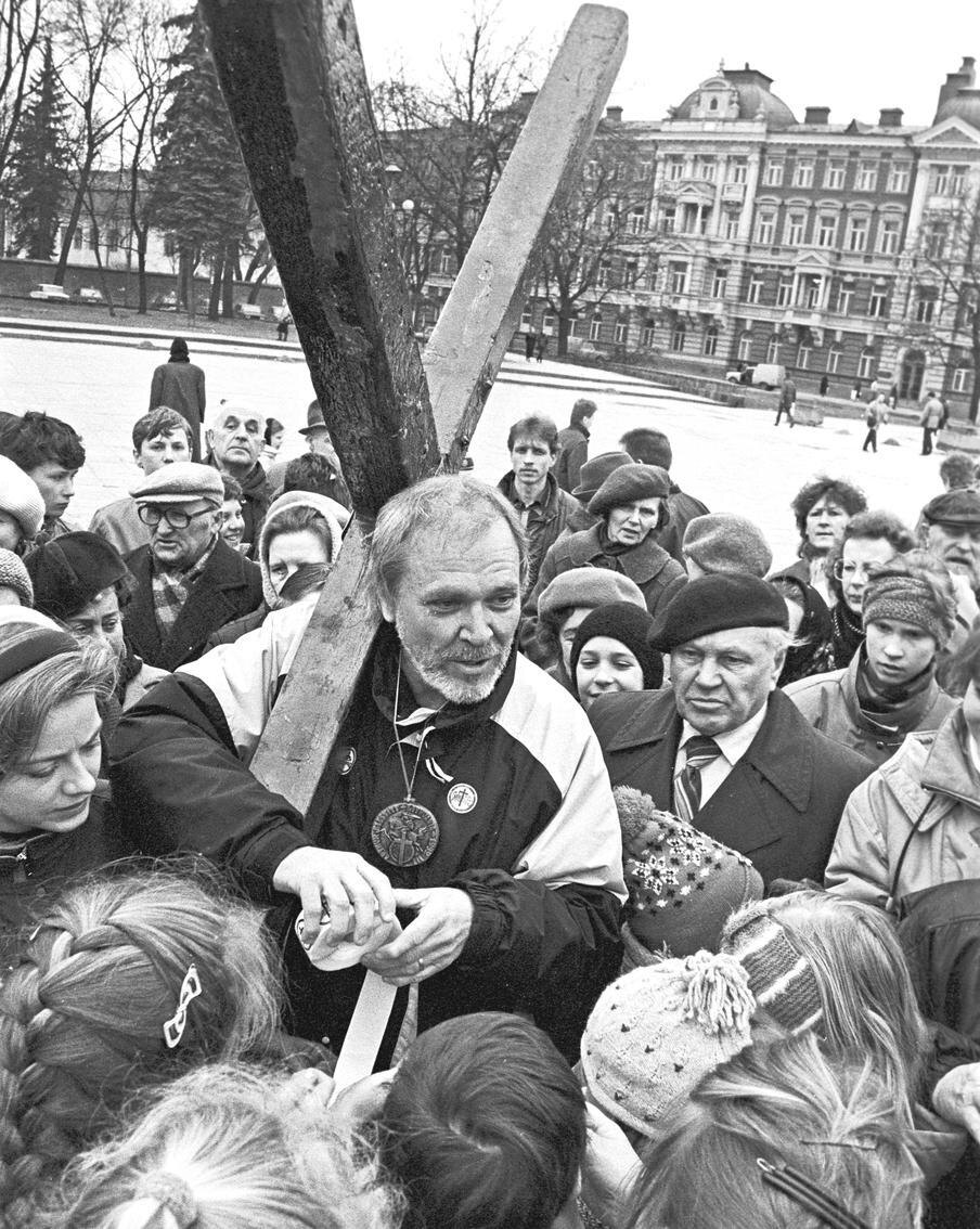 Паломник Артур Блессит с крестом в Вильнюсе в 1992 году.Мариус Баранаускас / © РИА "Новости"