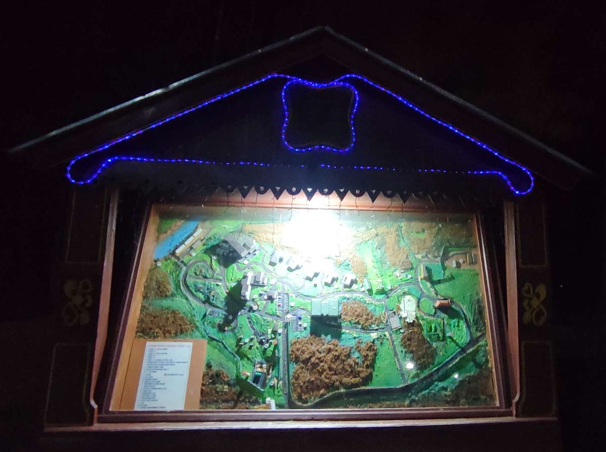 При входе на территорию карта. ©ElenKa, 2025