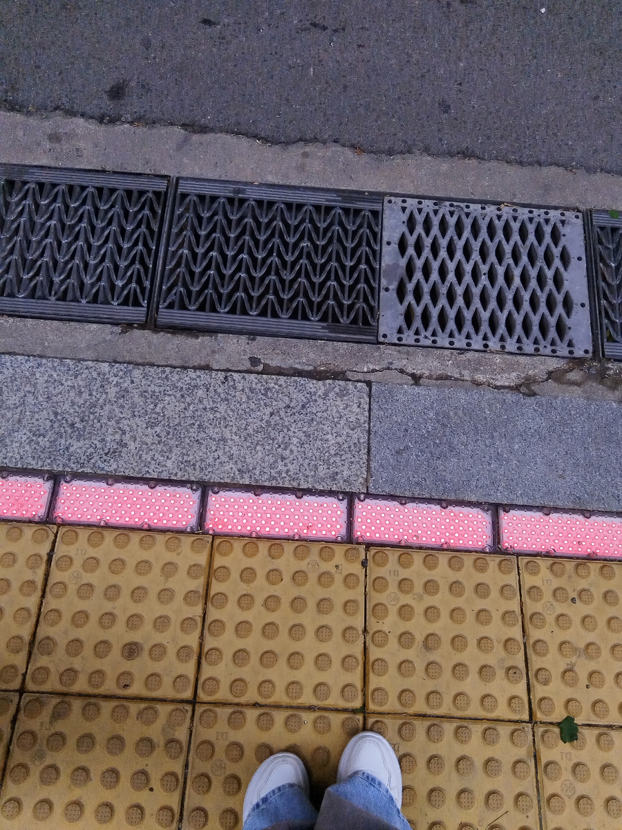 Для тех, кто постоянно в телефоне, у пешеходных переходов сделаны вот такие лампочки