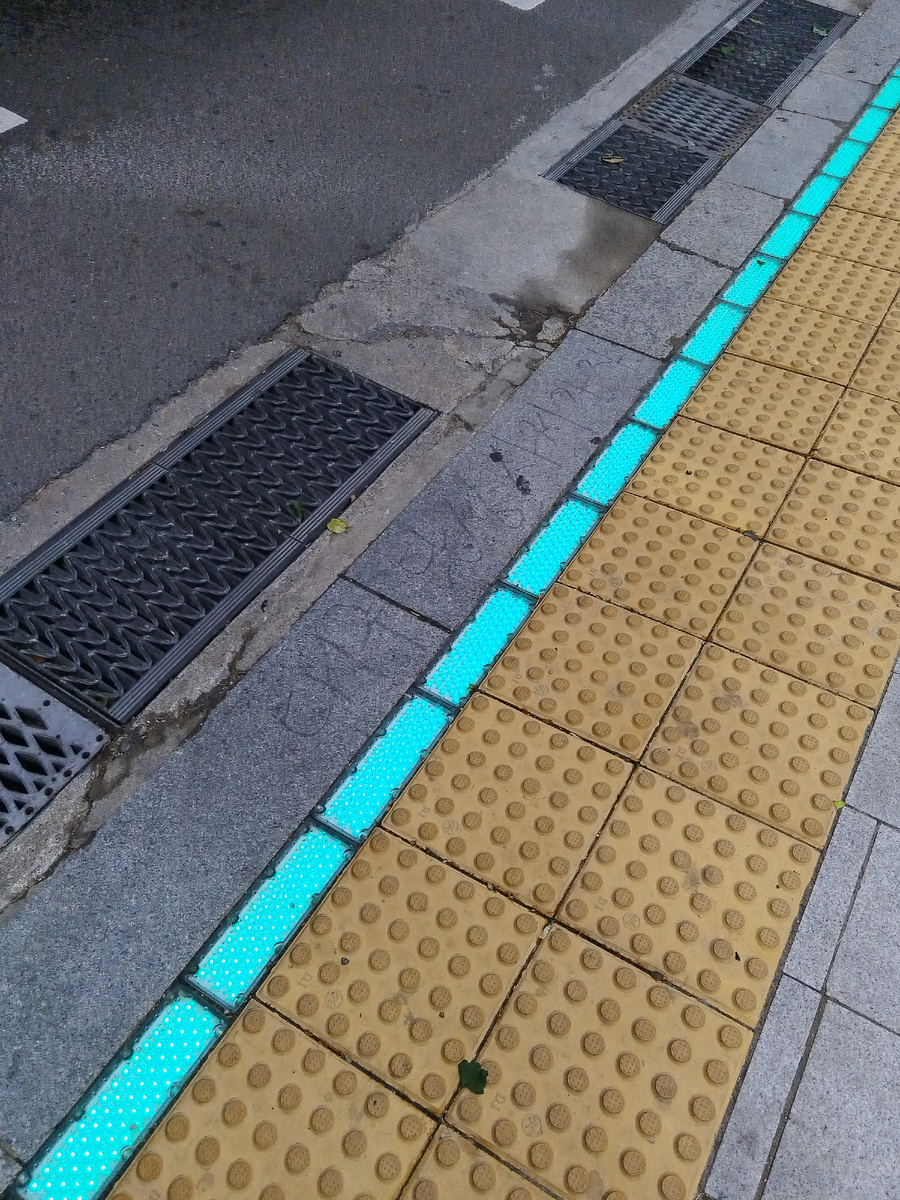 Для тех, кто постоянно в телефоне, у переходов сделаны вот такие лампочки