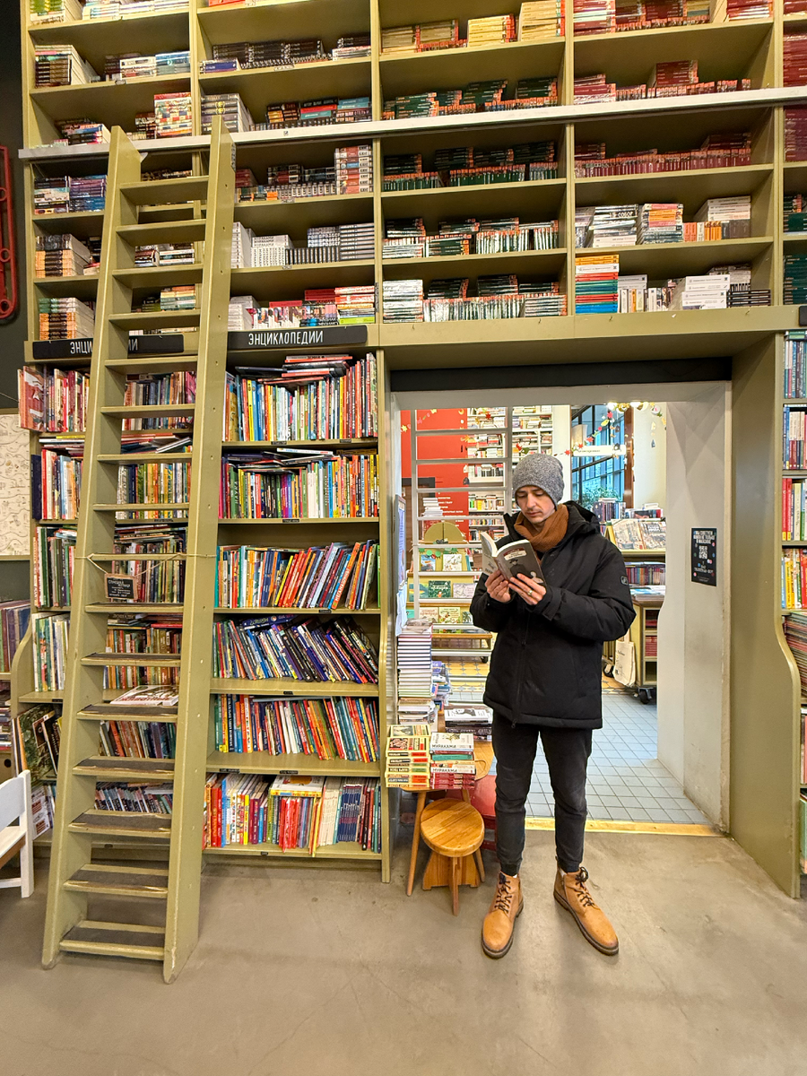 сложно сказать какой у меня размер обуви по этому фото, но книгу держу правильно