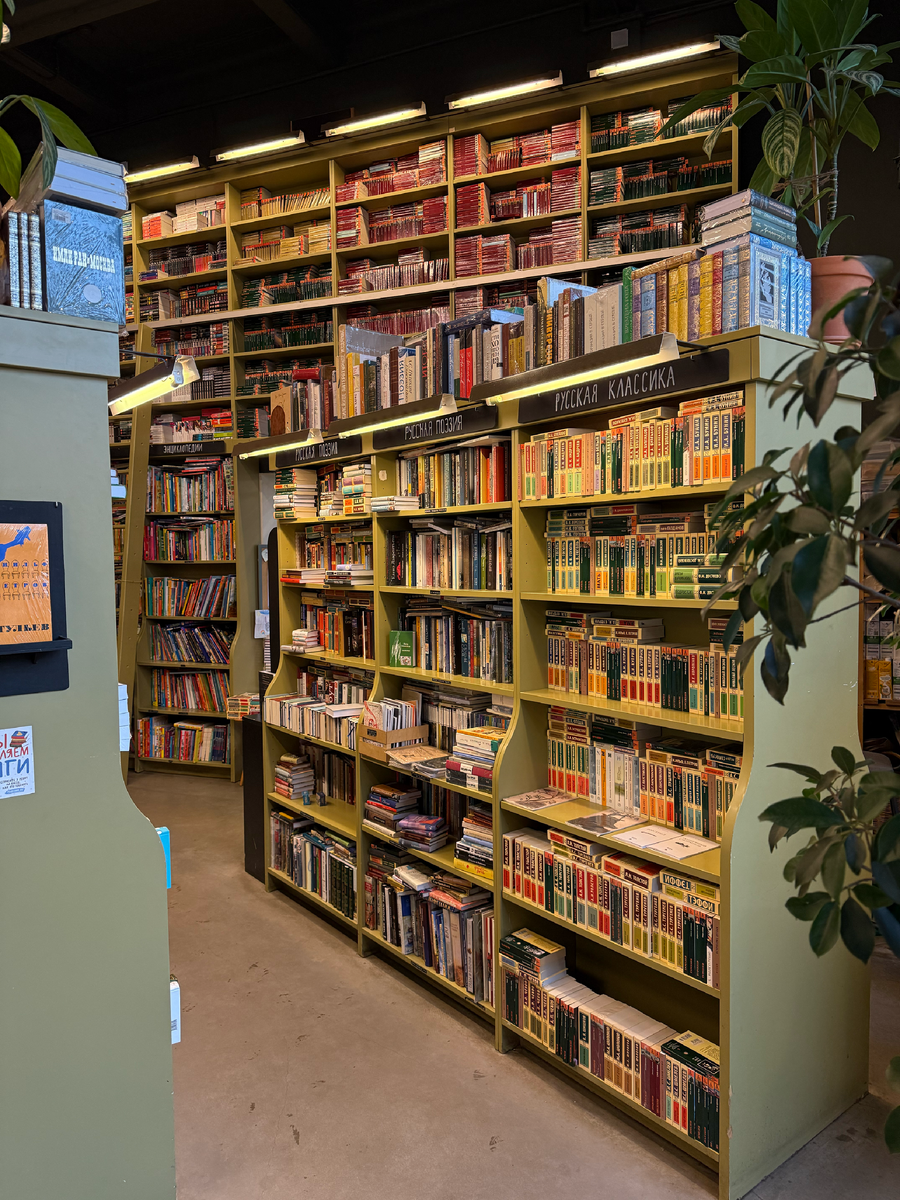 и это только маааааааленькая часть книжной коллекции 