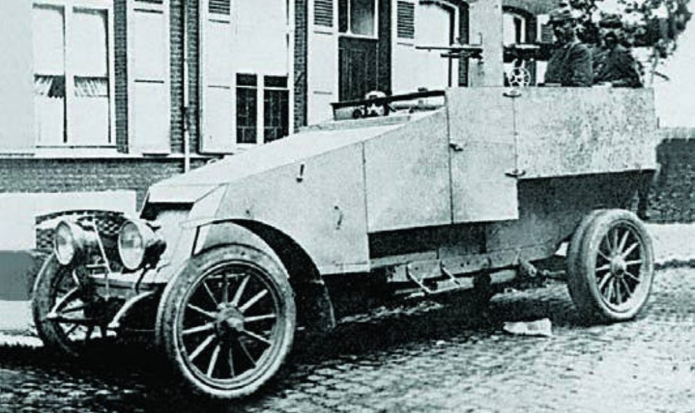 Бронеавтомобиль Renault образца 1914 года собственной персоной. Фотография в свободном доступе.