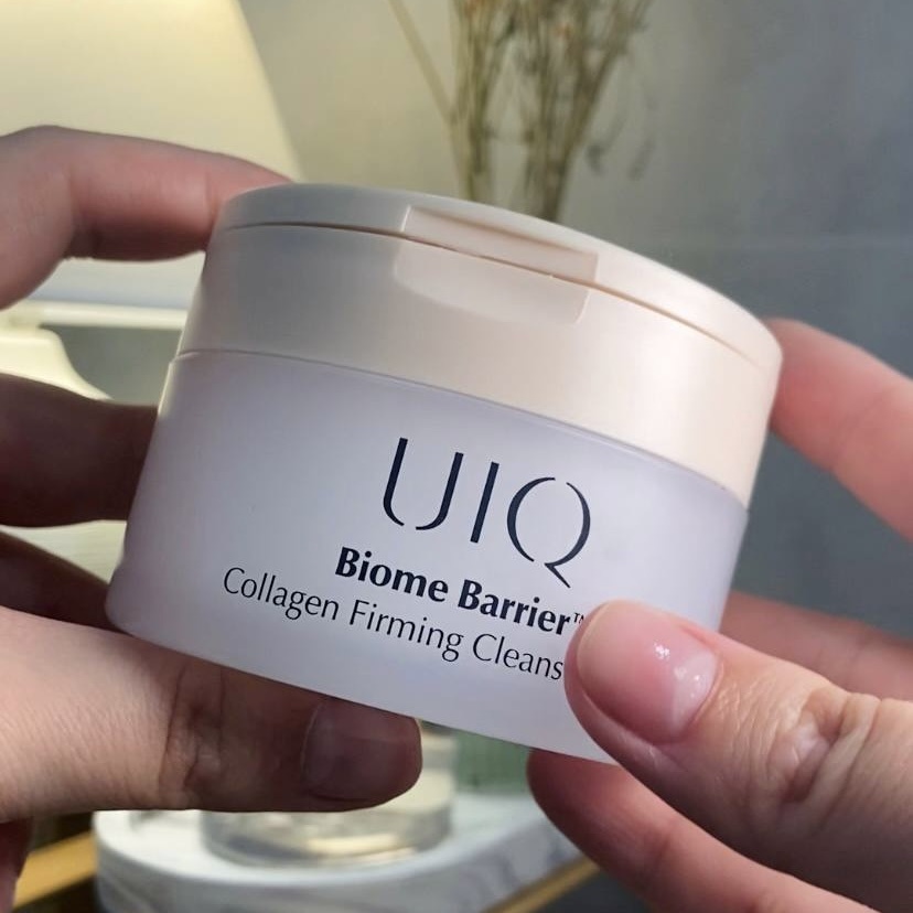 Удобная упаковка, в комплекте идет лопаточка, которая держится в крышке