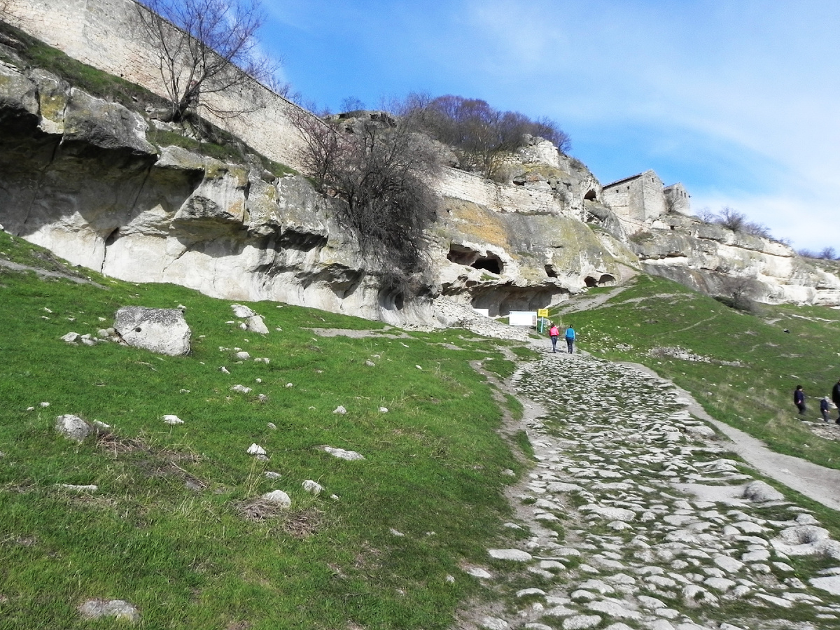 Нижняя терраса, где в древности располагались городские кварталы.