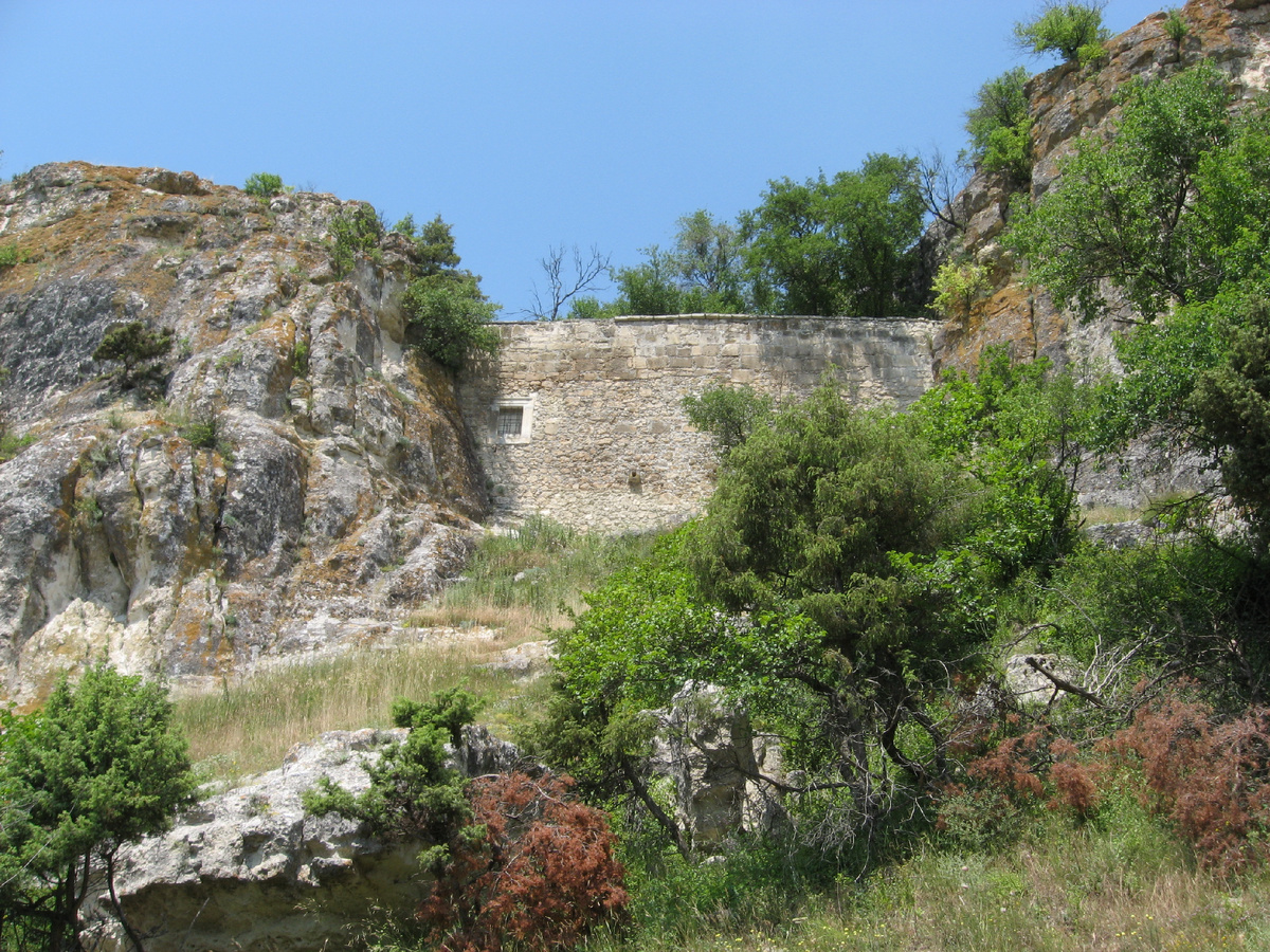 Пенджерли исар, или стена с окном.