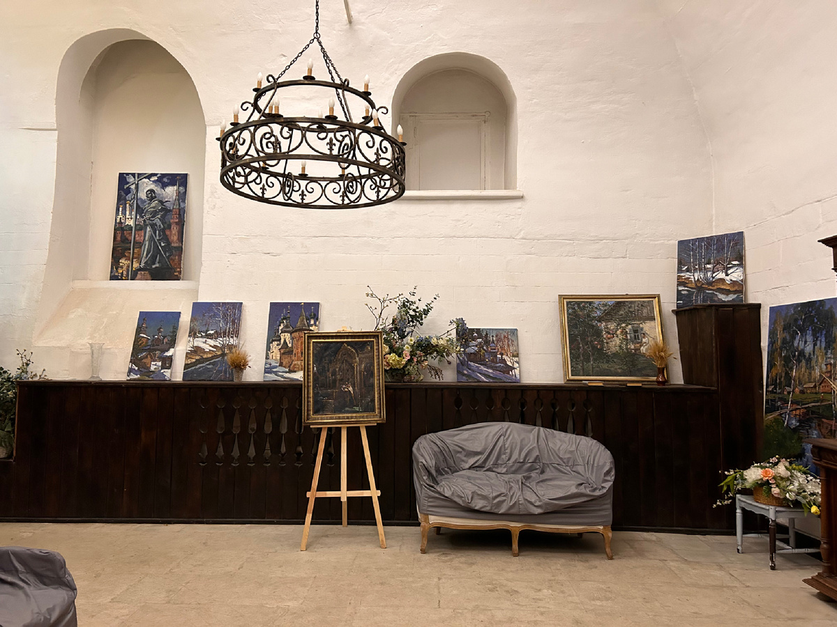 Фото автора. Небольшая картинная галерея в монастырской кофейне на Петровке