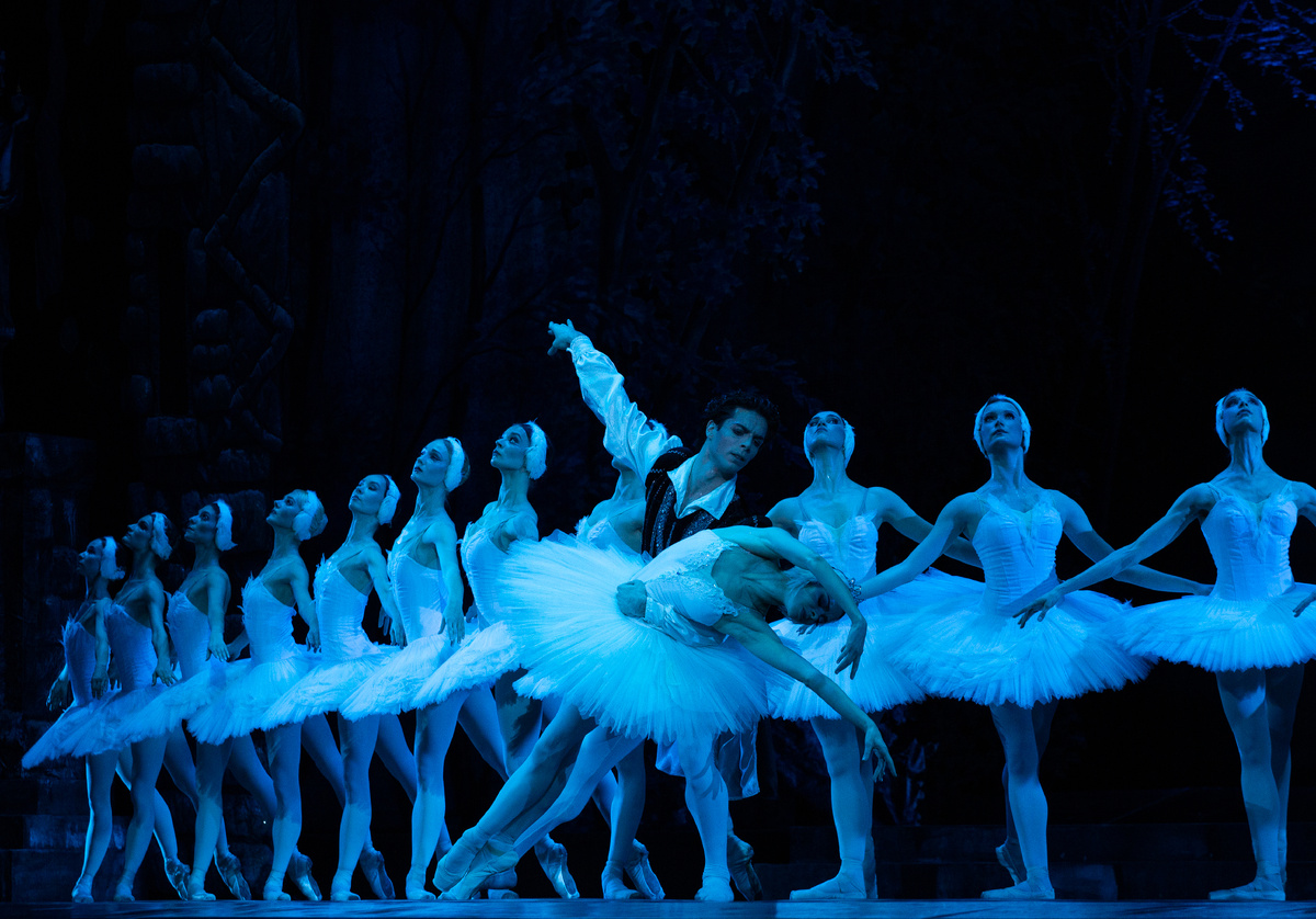 Одетта - Олеся Росланова, Зигфрид - Эдгар Егиазарян