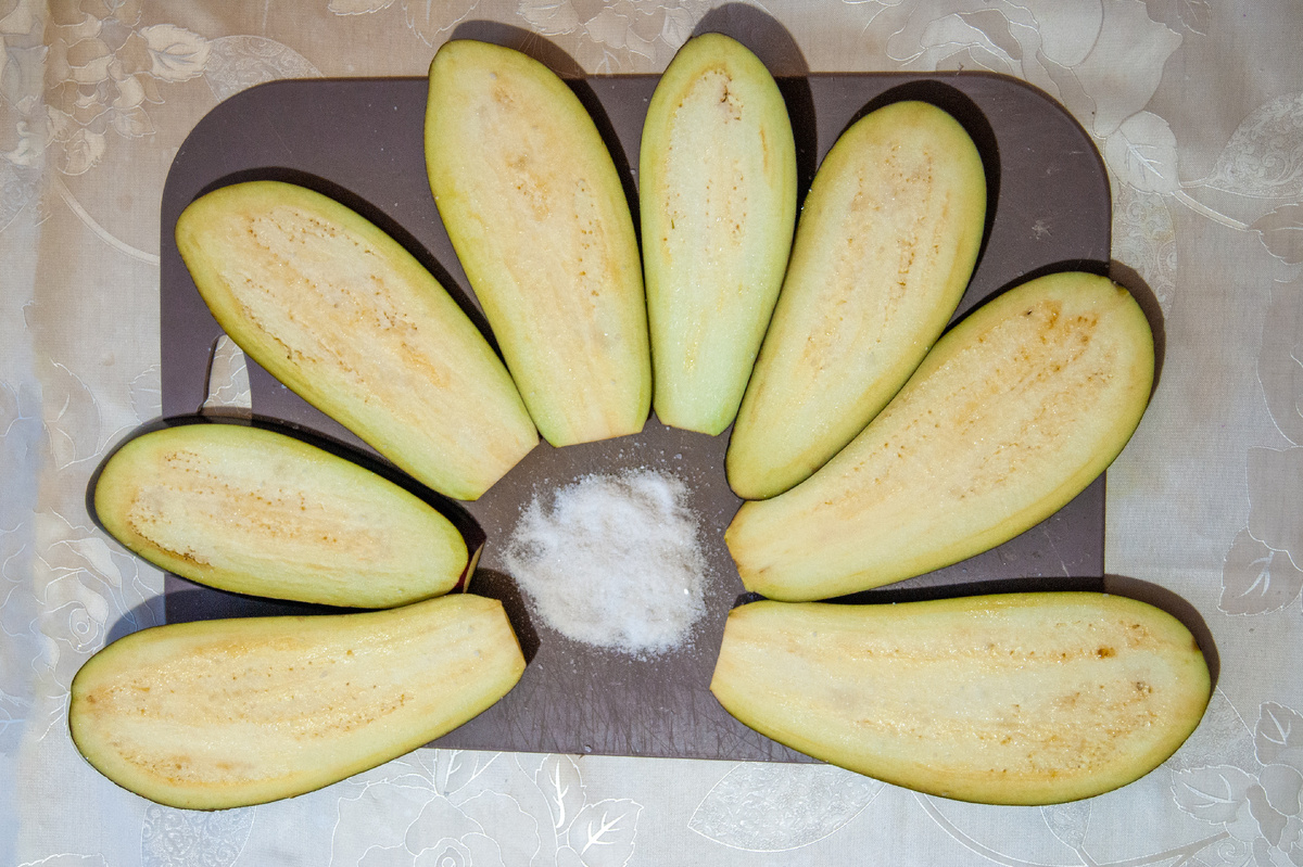 Нарезанные баклажаны и соль