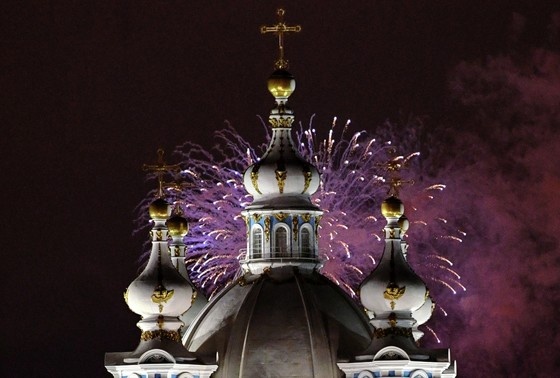    Салют в честь полного освобождения Ленинграда от фашистской блокады на фоне Смольного собора в Санкт-Петербурге