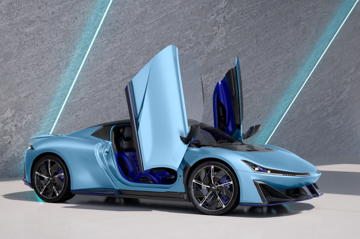 На скорости 250 км / ч электрический спортивный автомобиль отключается.