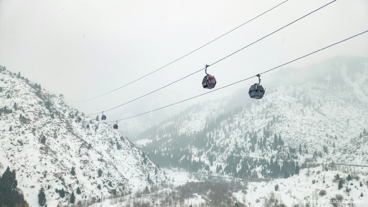 Канатная дорога, ведущая от спортивного комплекса Медео на Шымбулак
