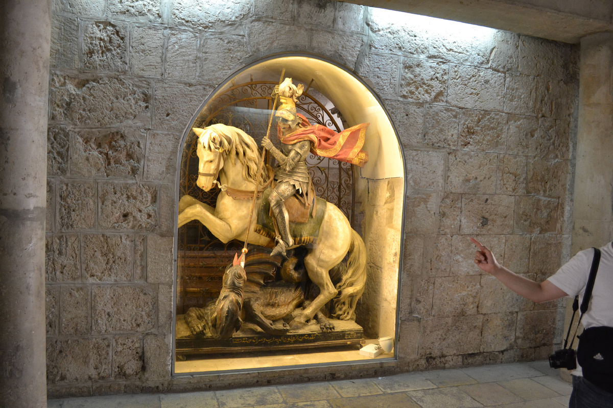 Символ победы на страстями. Внизу под копьем поверженное чудовище