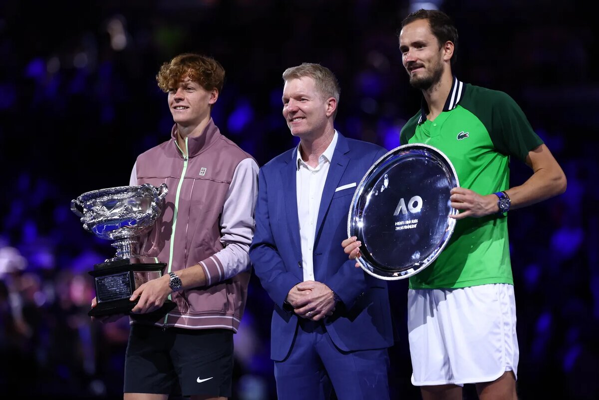 Награждение прошлогоднего Australian Open: Янник Синнер и Даниил Медведев / Фото: Vogue 