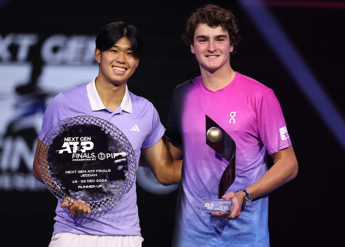 Лернер Тиен и Жоао Фонсека на награждении финального юниорского турнира / Фото: thetennisgazette.com