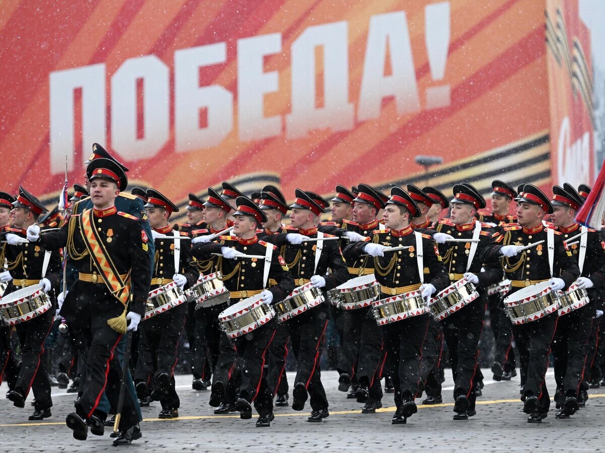    Рота барабанщиков Московского военно-музыкального училища им. генерал-лейтенанта В.М.Халилова на военном параде на Красной площади в честь 79-летия Победы в Великой Отечественной войне© РИА Новости / Станислав Красильников
