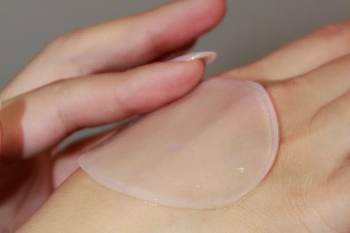    «Искусственная кожа» выглядит как «желеобразные» диски диаметром 5,5 см.